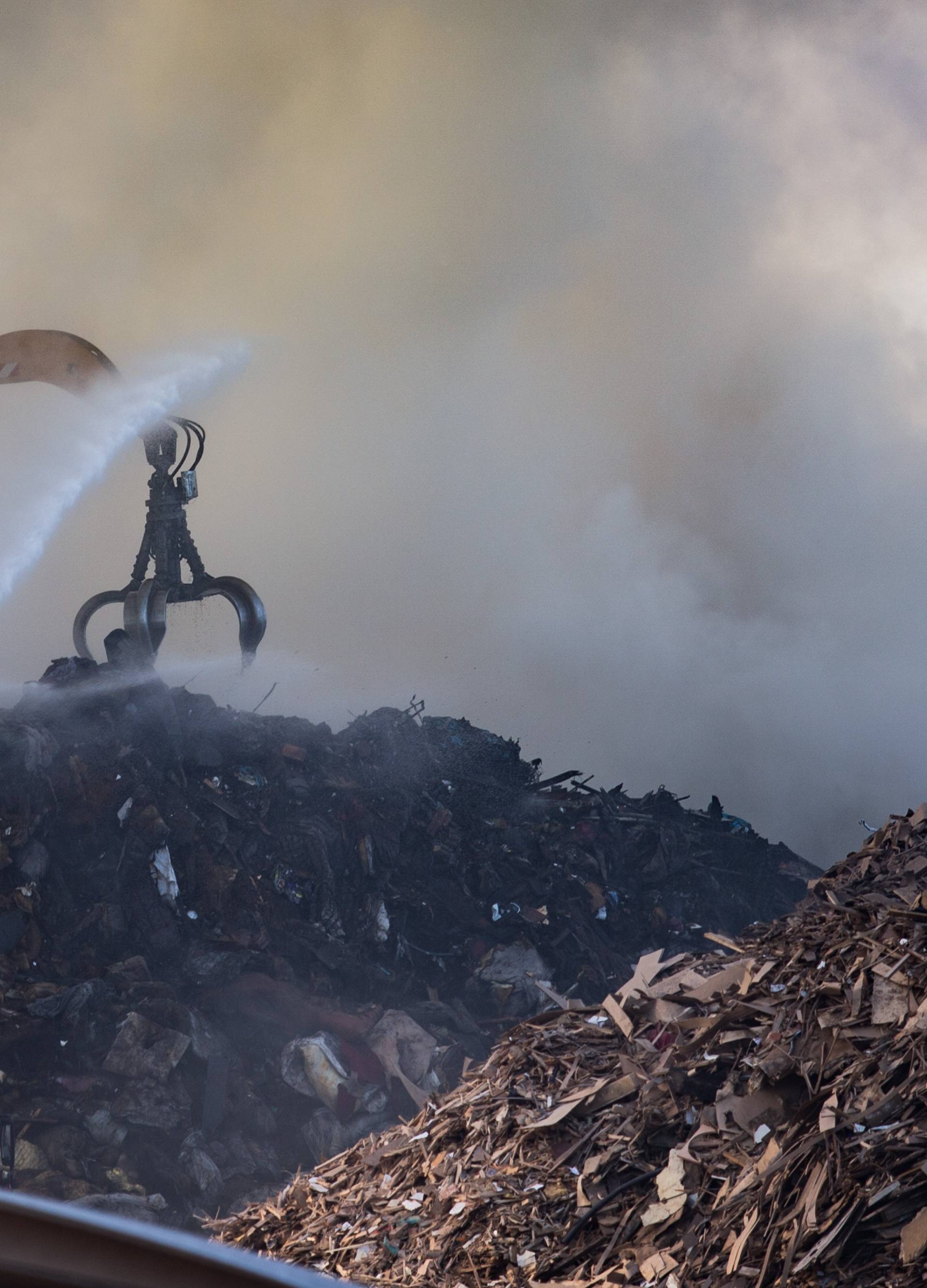 Ugašen je požar u C.I.O.S.-u: Izgorjelo čak 2000 tona otpada