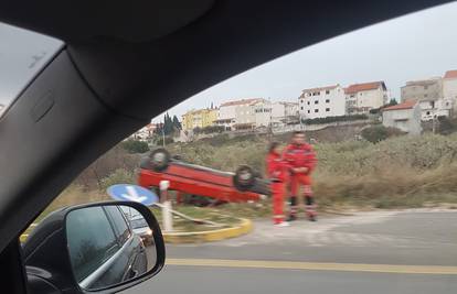 Vozač sletio s ceste i prevrnuo se na krov, izašao bez ozljede