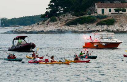 Na ulasku u Hvar Lacka je dočekala harmonika i bakljada