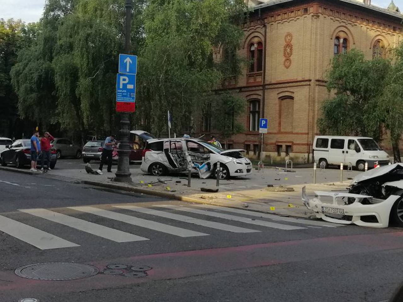 Sudarili se BMW i taksi: 'Jedan od njih je prošao kroz crveno...'