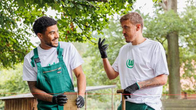 Wolfsburg Bundesliga players visit social project
