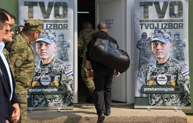 Ministar Anušić i general Kundid na prvom danu TVO-a na Slunju