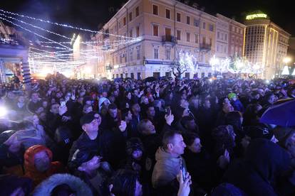 Rijeka: Građani Novu Godinu dočekuju uz Gibonnija na Korzu