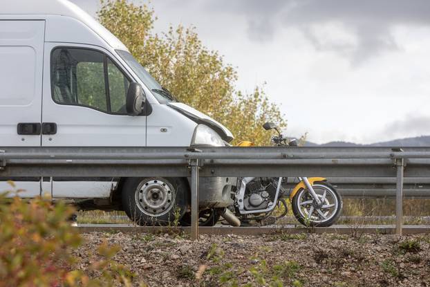 Sudar motocikla i kombija kod Gospića, poginulo dvoje ljudi