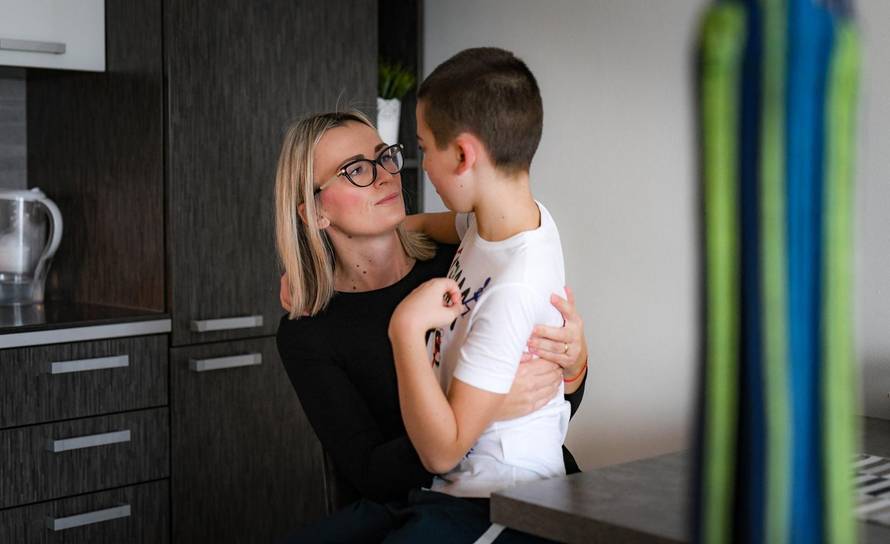 Ivano ima 12 godina, ide u peti razred, ima bijele tenisice, bicikl i Mickeyja Mousea. I autizam