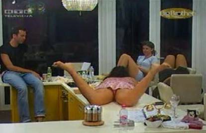 Big Brother: Martina širila noge na kuhinjskom stolu