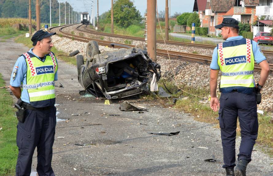 Donji Andrijevci: Jedna osoba smrtno stradala u naletu vlaka na automobil