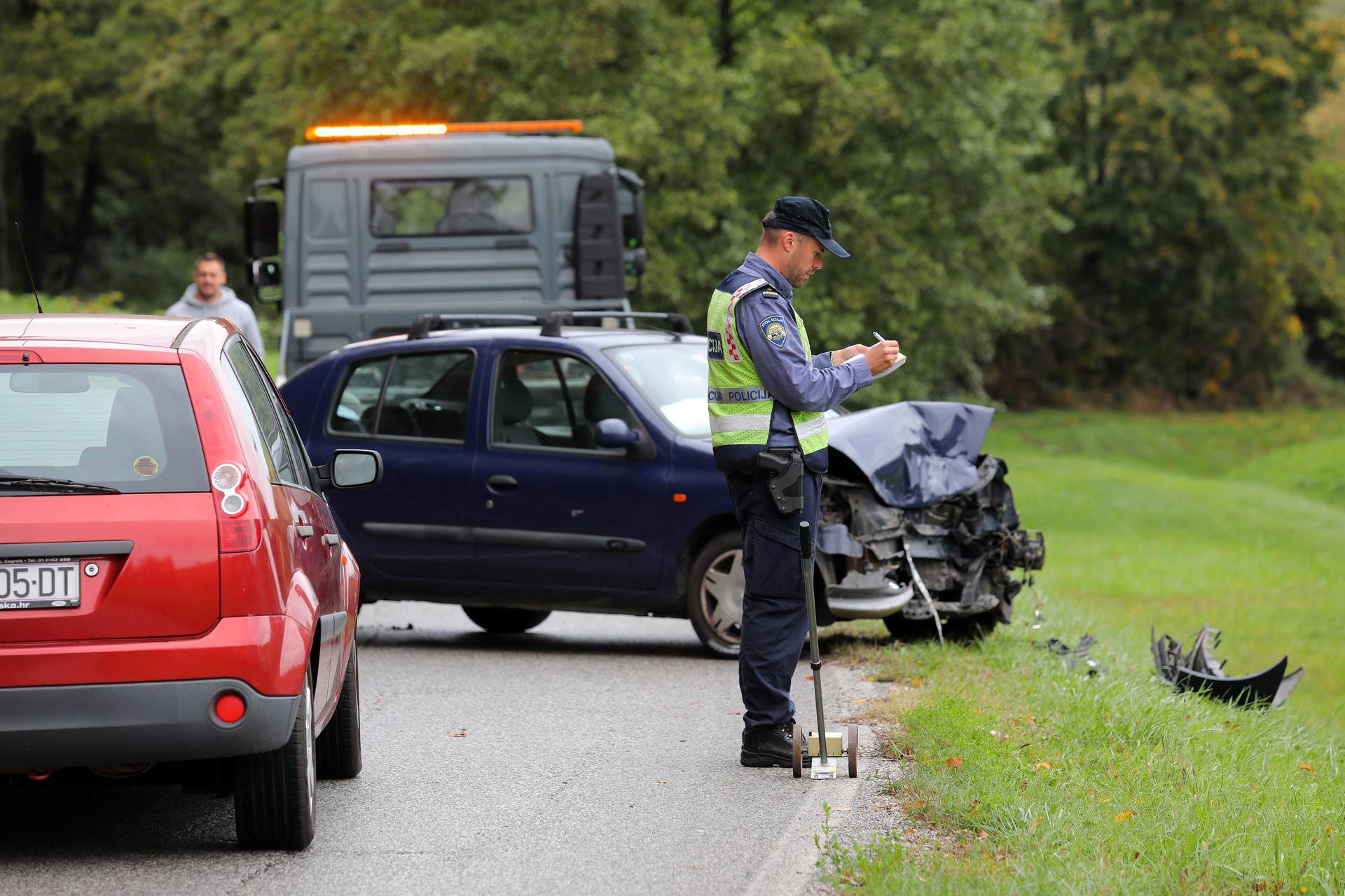 Zagreb: Sudar na cesti kod Markuševca, jedan auto završio je na travi