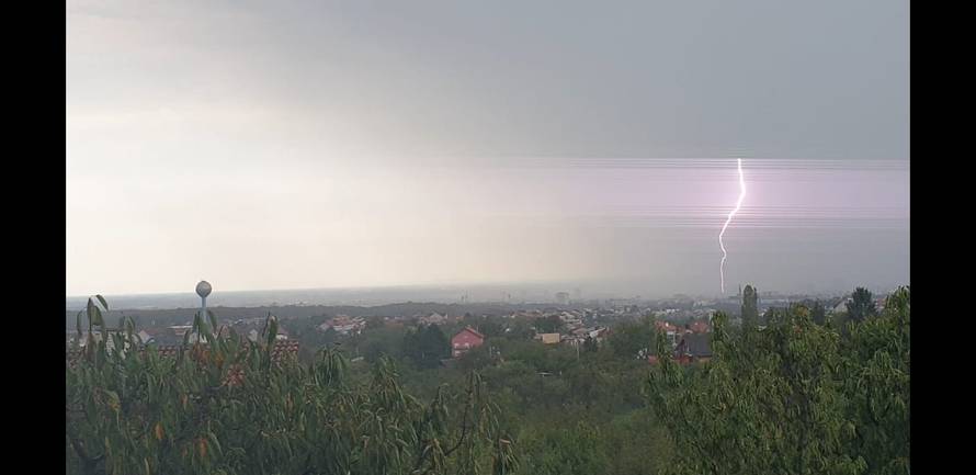 Crni oblaci i munje nad cijelim Zagrebom: Grom zapalio kuću
