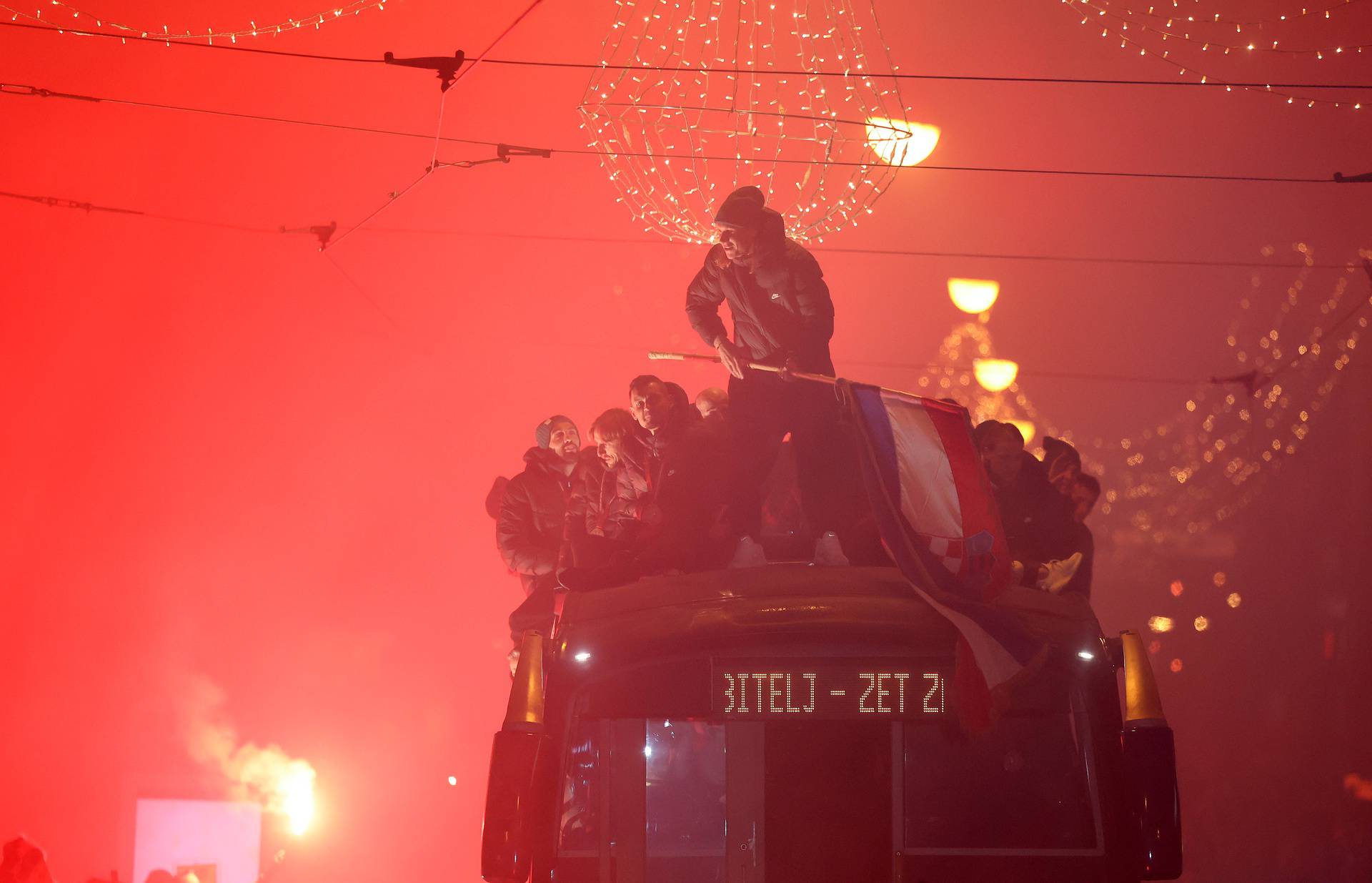 Zagreb: Domagoj Vida ponovno na krovu autobusa sa zastavom podiže atmosferu