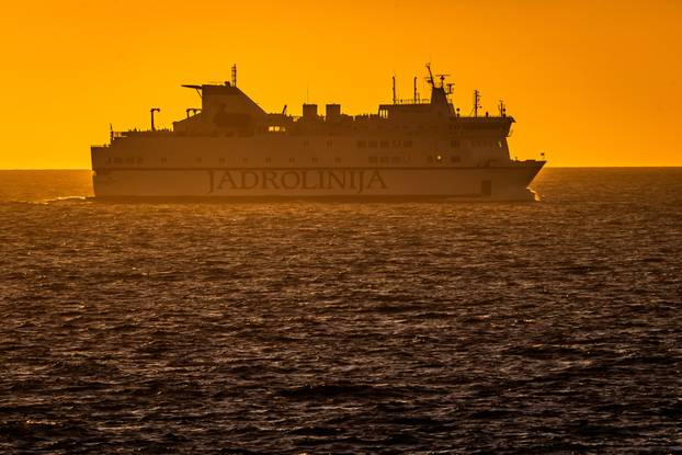 Vela Luka: Zalazak sunca promatran sa trajekta Oliver