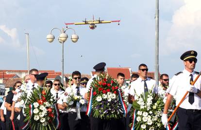 Preletom Canadaira odana počast vatrogascima  poginulim u kornatskoj tragediji...