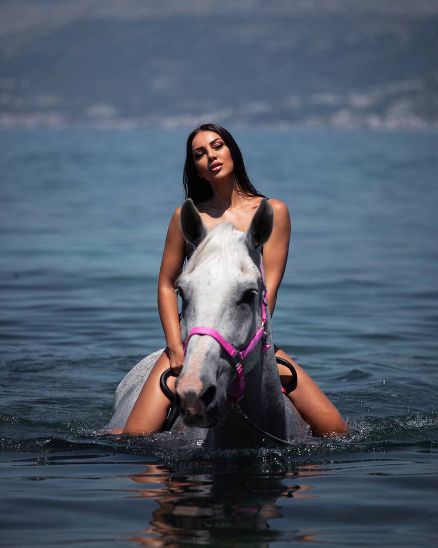 Žanamari je u tangama jahala konja za novi spot: 'Mračna je to strana mog viđenja ljubavi'