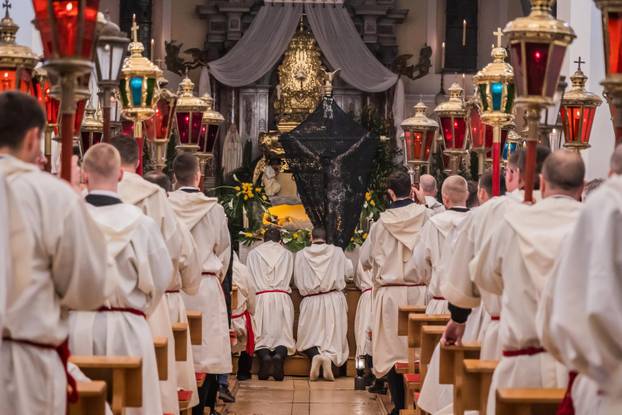 Jelsa: Ispraćaj jelšanskog križa i početak procesije "Za križen"