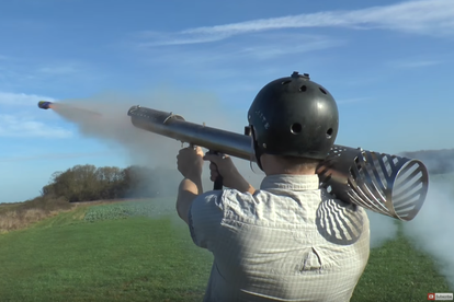 Napravio je bacač raketa samo da bi s njim skidao - čarape