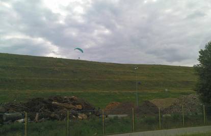 Letjeli padobranima iznad deponija smeća u Zagrebu
