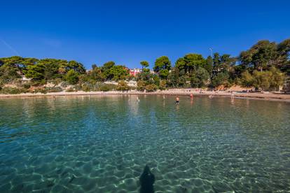 Fotogalerija s hrvatskih plaža: Diljem obale i dalje se kupaju