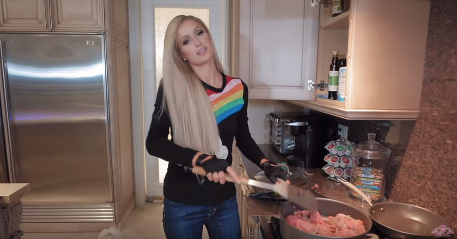 Paris ima svoj kulinarski show: Pomaže joj čivava u Chanelu...