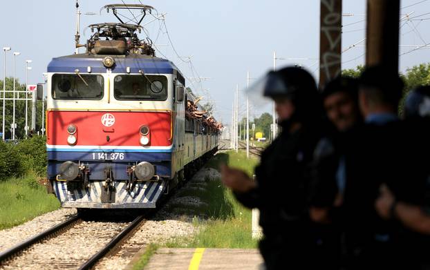 Zagreb: Dolazak Torcide specijalnim vlakom na stanicu Maksimir