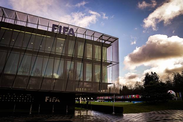 Home of FIFA, Z&uuml;rich (Schweiz): Moderne Au&szlig;enansicht des FIFA-Hauptsitzes mit markantem FIFA-Schriftzug, Trainingsplatz 