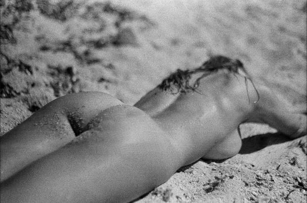 FOTO Britanska 'bomba' uživa na Ibizi: Skinula se u sićušni bikini i raspametila fanove
