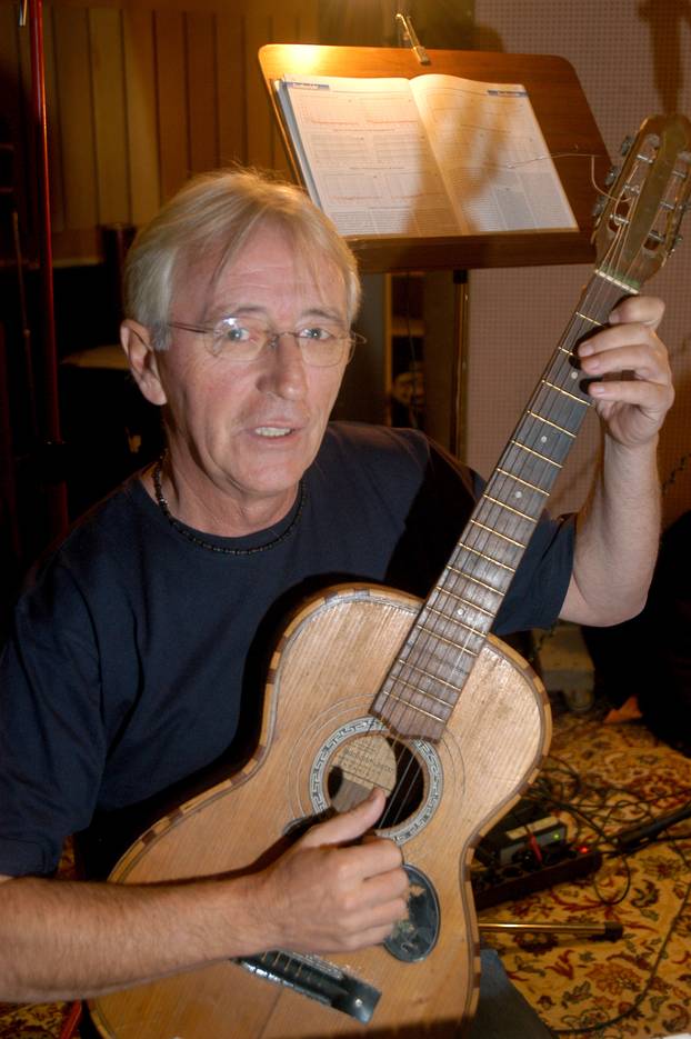 Split: 07.12.1947. ro?en poznati hrvatski glazbenik Oliver Dragojevi?