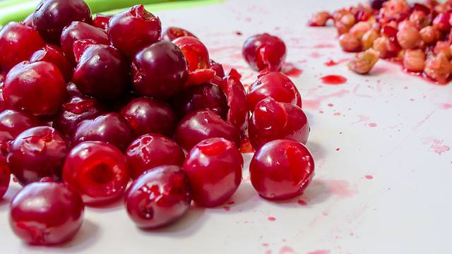 Trik kako očistiti višnje i trešnje od koštica brzo, lako i bez puno nereda - plodovi će ostati čitavi