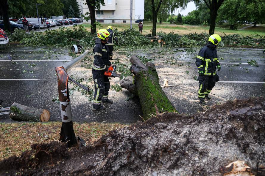 Zagreb: Vatrogasci uklanjaju stablo koje je palo u Ulici Svetog Mateja