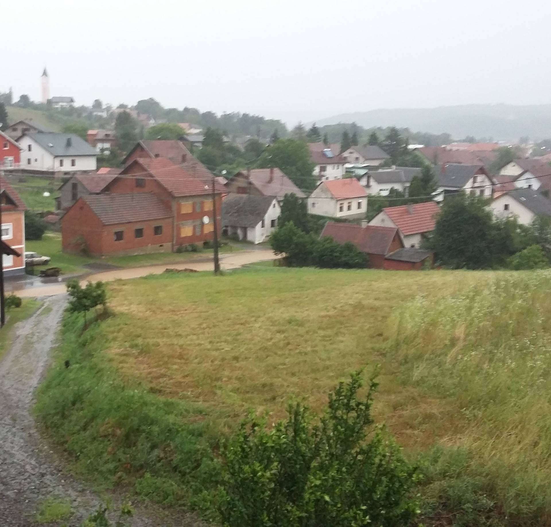 Nevrijeme rušilo stabla, nosilo krovove, kiša poplavila ulice