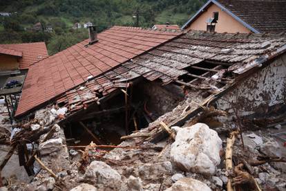 FOTO Razbijaju zidove, kopaju po blatu, dižu namještaj... Traže nestale u ruševinama, kiša lije