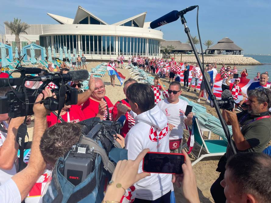 Navijači ganuli izbornika Dalića zastavom dugom 200 metara: Ovo je zaista velika stvar. Hvala