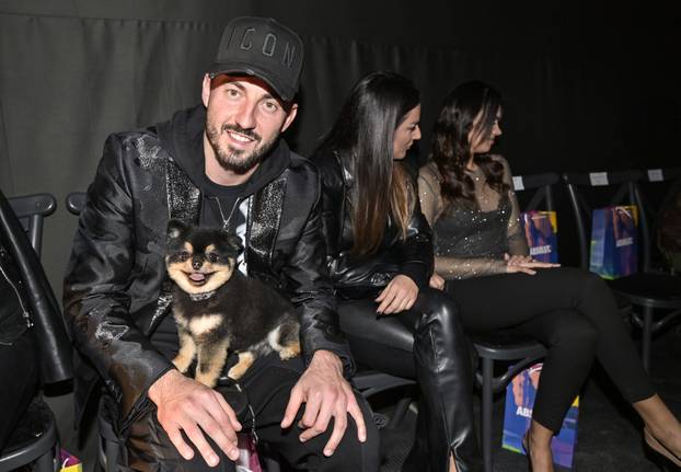 Zagreb:  Josip Drmić na reviju stigao u društvu kućnog ljubimca