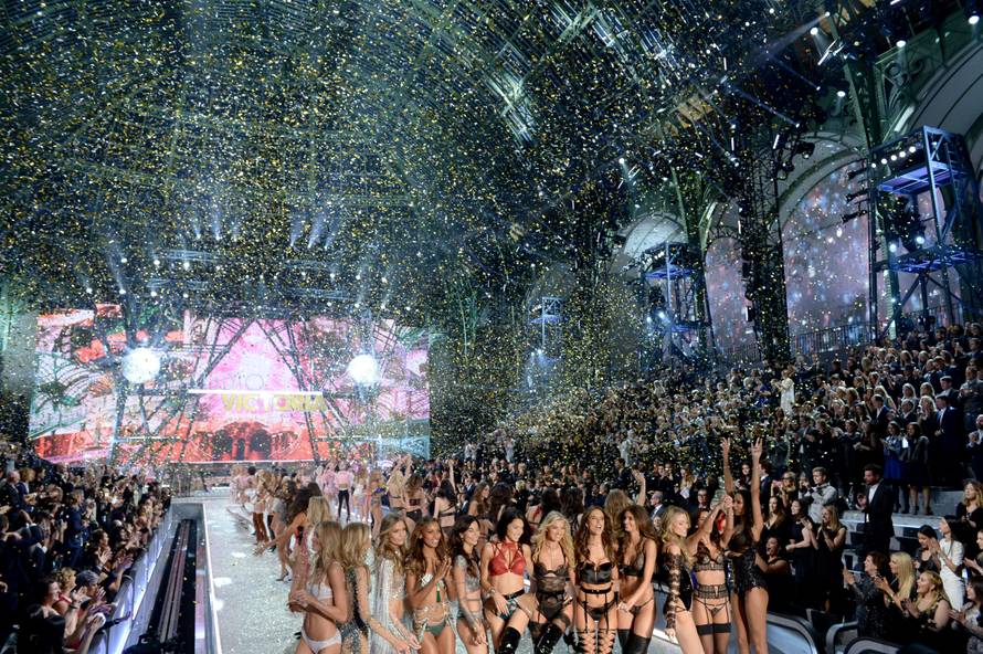 Victoria's Secret Fashion Show 2016 - Paris