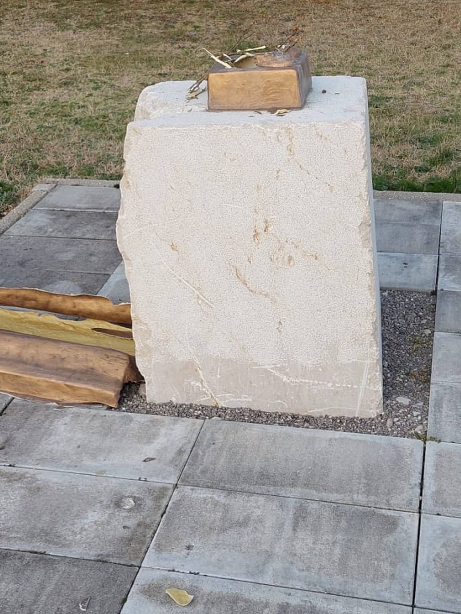 Vandali razbili kip blaženog Alojzija Stepinca, gradonačelnik Trilja ogorčen: 'Ovo je žalosno'
