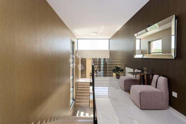 FOTO Pogledajte James Bond vilu u Ražancu! Prodaje se, a oglas je teško prepričati...