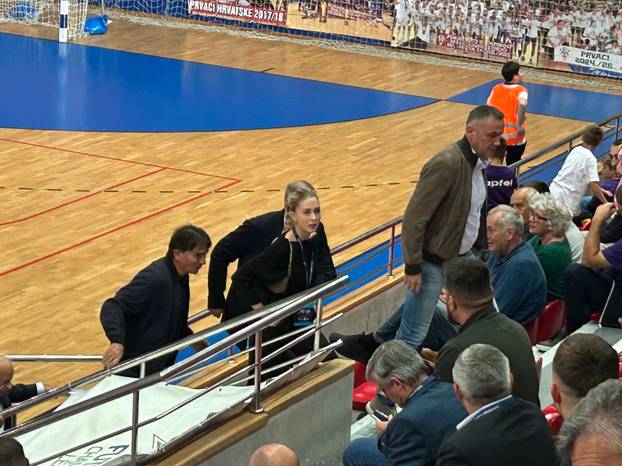 FOTO Predsjednik Hajduka Bilić poklonio dres navijaču, Kustić i Dalić gledali futsal Ligu prvaka