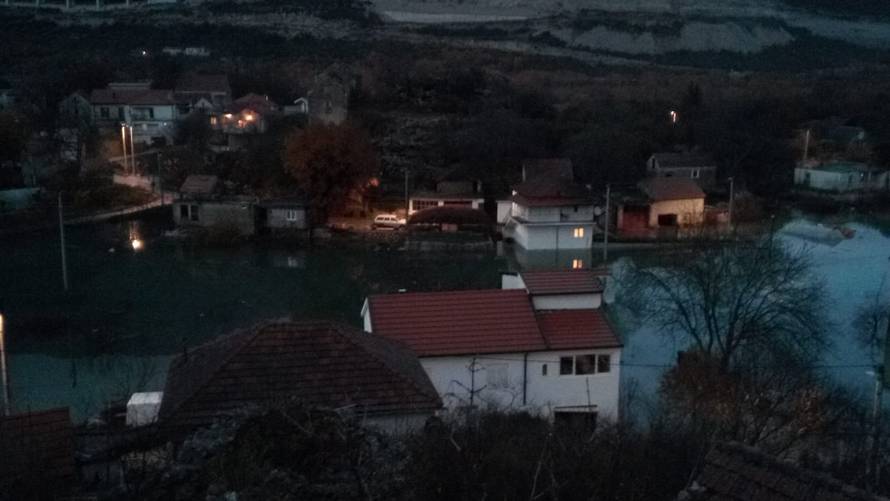 Izbijali su vodoskoci kakvi nisu viđeni desetljećima, a dvadeset kuća skroz je odsječeno