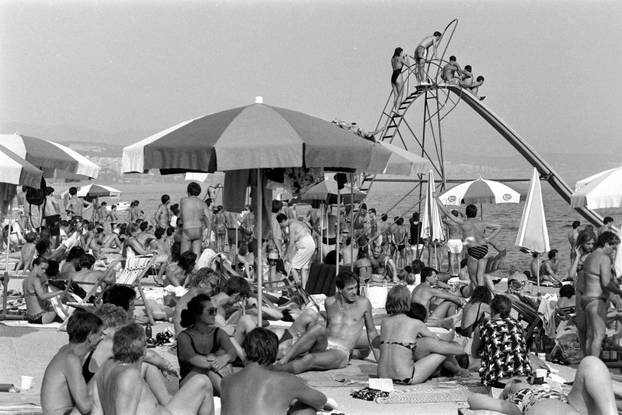 Opatija: Brojni posjetitelji uživaju u kupanju i sunčanju, kolovoz 1990.