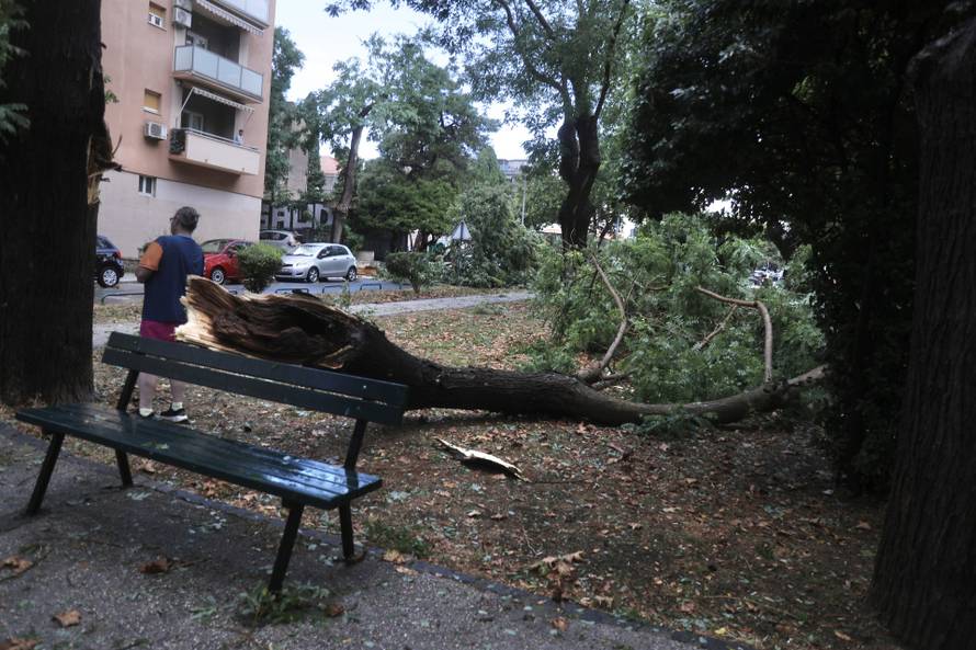 Nevrijeme poharalo Split, vatrogasci imaju pune ruke posla