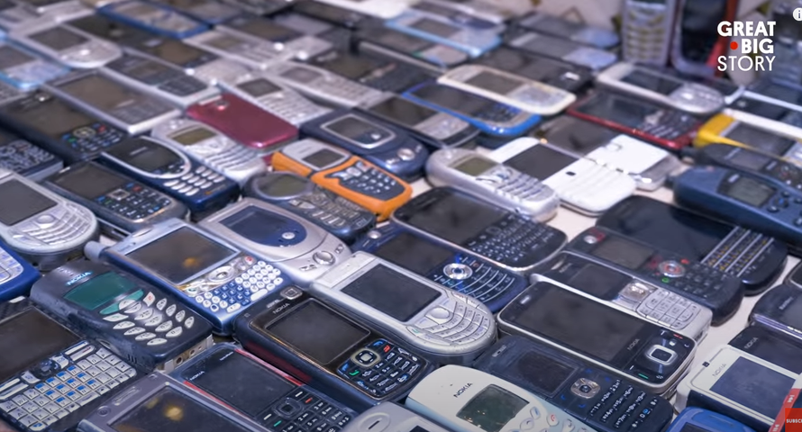 Ukupno ima 2371  mobitel i ne da ih baciti - dok se žena ljuti