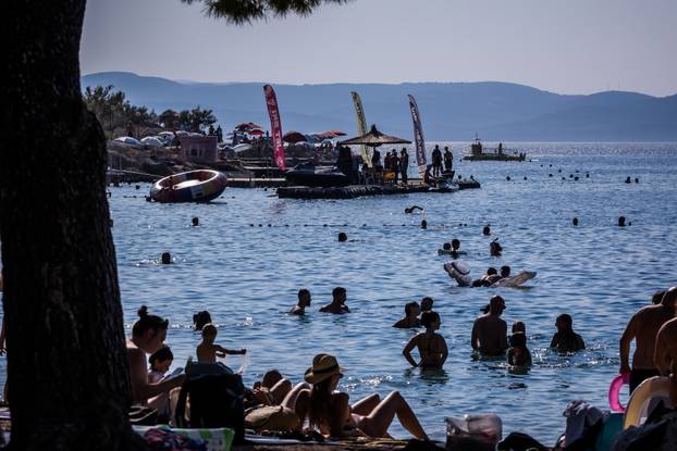 Makarska:  Gužva na glavnoj plaži u Makarskoj