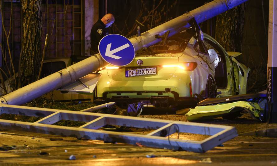 Zagreb: BMW-om u Dubravi srušio semafor
