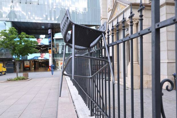 Zagreb:  Vandalizirana ulazna vrata i dvorište pravoslavne crkve na Cvjetnom trgu