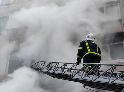 Rusi su pogodili zgradu, starica je plakala dok su je spašavali: 'Pijane budale, platit će za ovo'