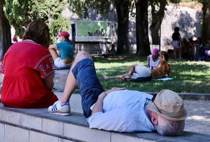 FOTO U hladu je spas! Turisti u Splitu sakrili su se od vrućina