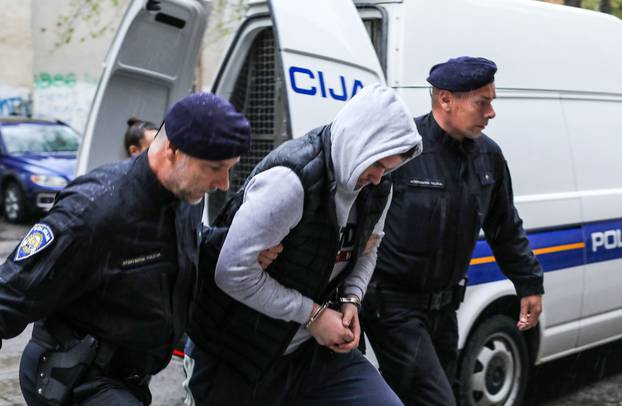 Slavonski Brod: Privedeni mladić koji je nasmrt pretukao vojnika u Požegi u pratnji policije izlazi iz zgrade  Županijskog državnog odvjetništva