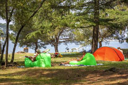 Poreč su već zaokupirali brojni turisti: Uživaju u odmoru i šetnji