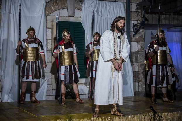 U Imotskom na Cvjetnicu uprizorena „Imotska Muka“, scenski prikaz Muke Gospodina našega Isusa Krista 