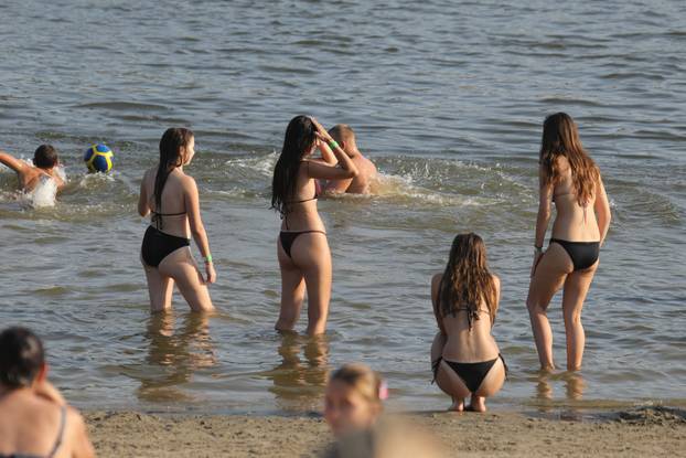 Osječani pronašli rashlađenje u Dravi