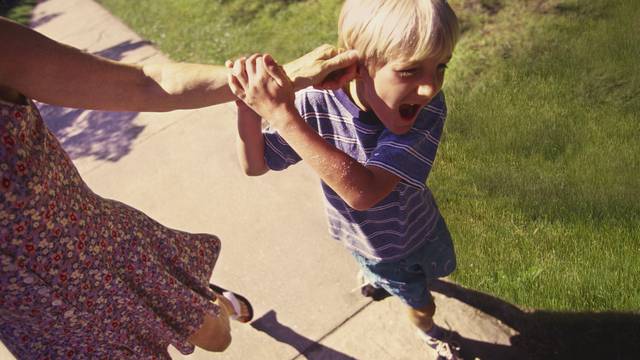 Strogi odgoj, vikanje i udaranje utječu na veličinu mozga u djece